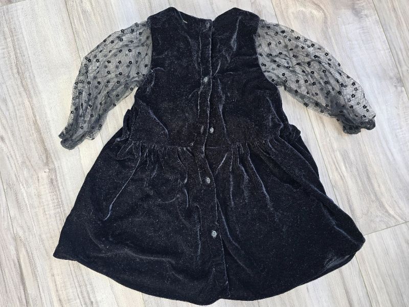 Used Zara long sleeve black velvet dress for girls size 2 to 3, Kids 2T