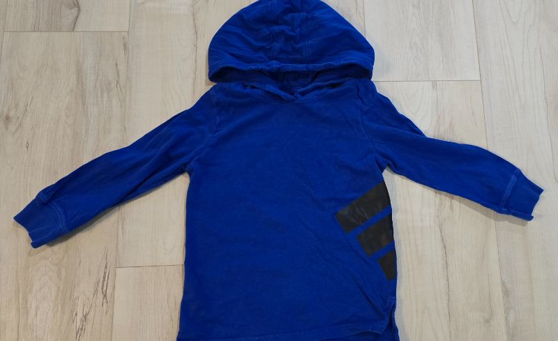 Used Adidas long sleeve for boys size 4, Kids 4/4T