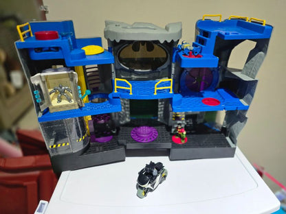 Batman Castle with 3 figurines and motorcycle + extra freeze machine and figurine