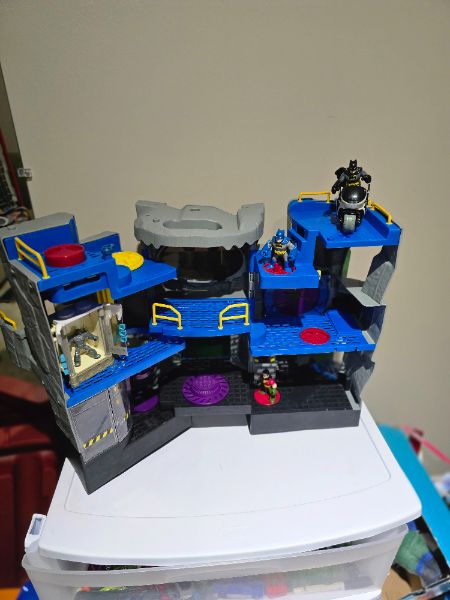 Batman Castle with 3 figurines and motorcycle + extra freeze machine and figurine