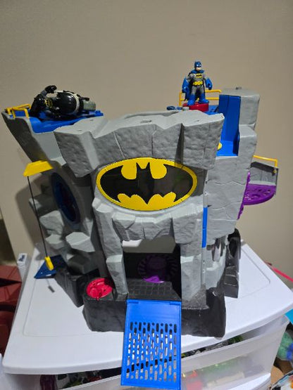 Batman Castle with 3 figurines and motorcycle + extra freeze machine and figurine