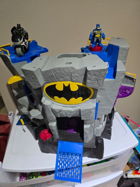 Batman Castle with 3 figurines and motorcycle + extra freeze machine and figurine