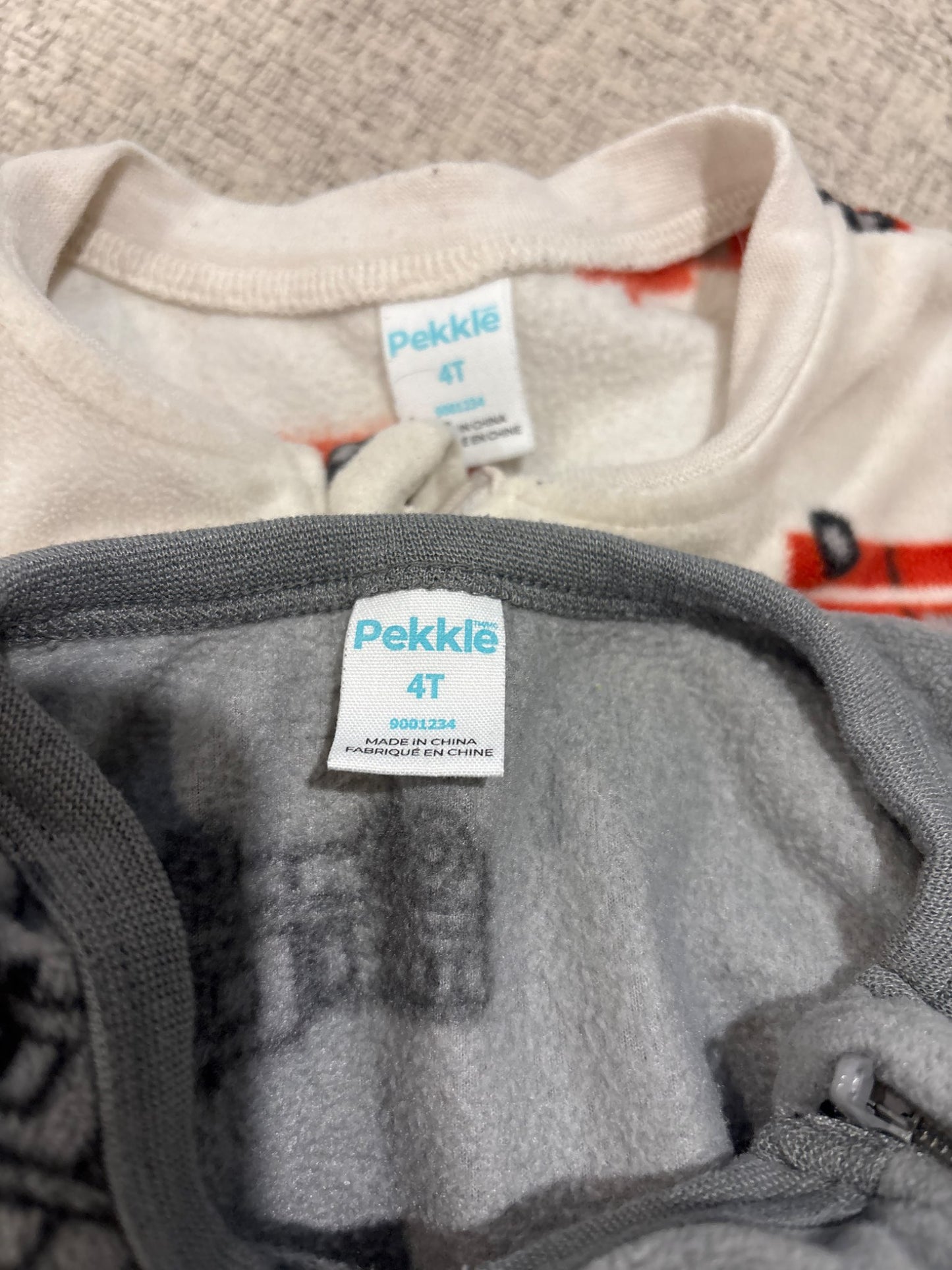 Set of 2 zip up fleece footed pajamas size 4T, Kids 4/4T