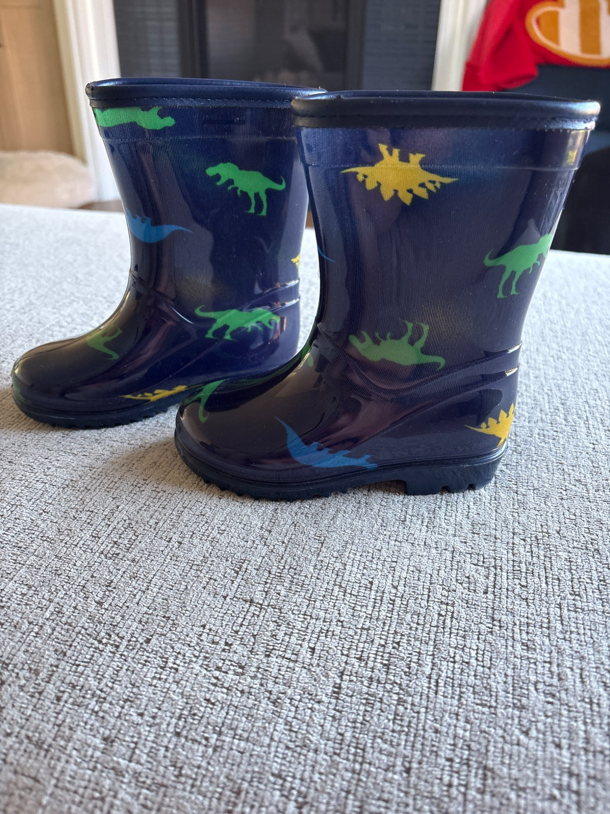 Carters Size 7 Dino Rainboots, Shoes 7 (Walkers:12-24 mth)