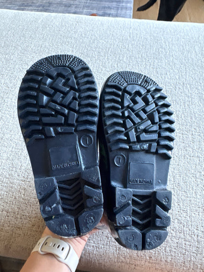 Carters Size 7 Dino Rainboots, Shoes 7 (Walkers:12-24 mth)