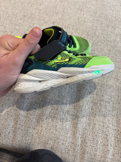 Skechers light up sneakers size 9, Shoes 9 (Toddler:2-4yr)