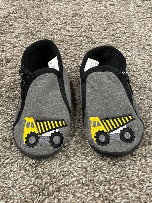 Boys Construction Slippers, size 8, Very Good Used Condition (VGUC), Shoes 8 (Toddler:2-4yr)