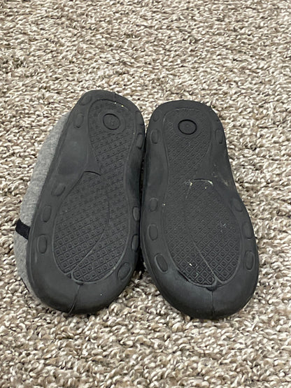 Boys Construction Slippers, size 8, Very Good Used Condition (VGUC), Shoes 8 (Toddler:2-4yr)