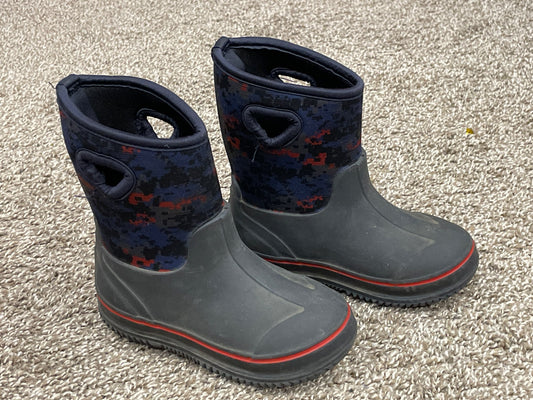 Boys Camo Element Seasonal Boots, size 10, Very Good Used Condition (VGUC), Shoes 10 (Toddler:2-4yr)