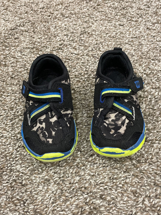 Boys Wilson Running Shoes / Sneakers, size 5, Very Good Used Condition (VGUC), Shoes 5 (Walkers:12-24 mth)
