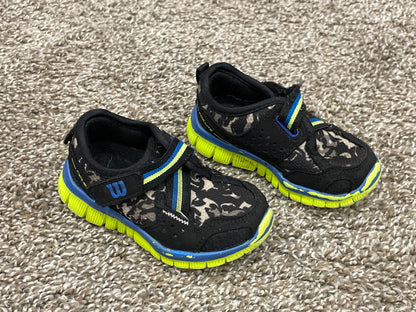 Boys Wilson Running Shoes / Sneakers, size 5, Very Good Used Condition (VGUC), Shoes 5 (Walkers:12-24 mth)