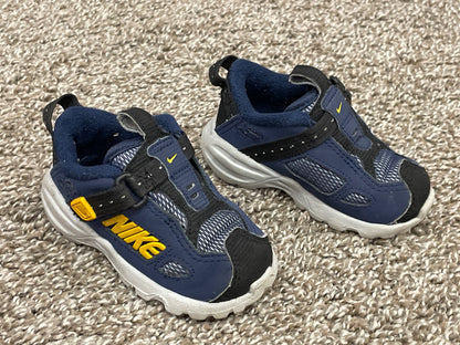Boys Toddler Nike Running Shoes / Sneakers, size 4.5, Excellent Used Condition (EUC), Shoes 4.5 (Walkers:12-24 mth)