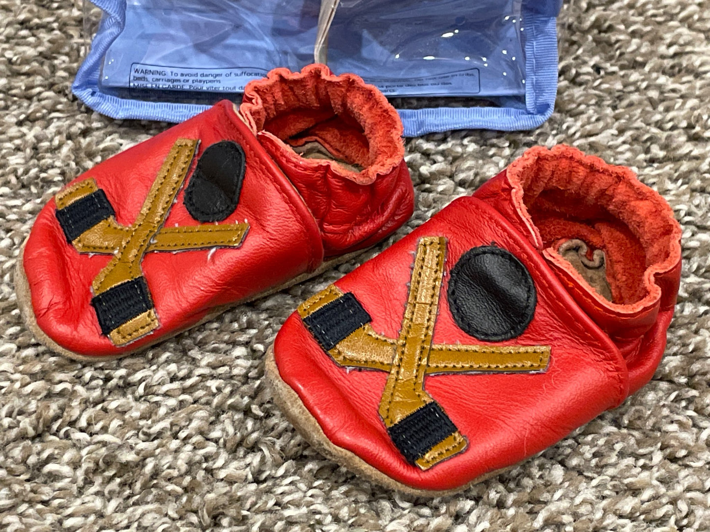 Robeez, Red Hockey Shoes / Slippers, Size 0-6 mos, Very Good Used Condition (VCUG), Shoes 0 (Baby: 0-12 mth)