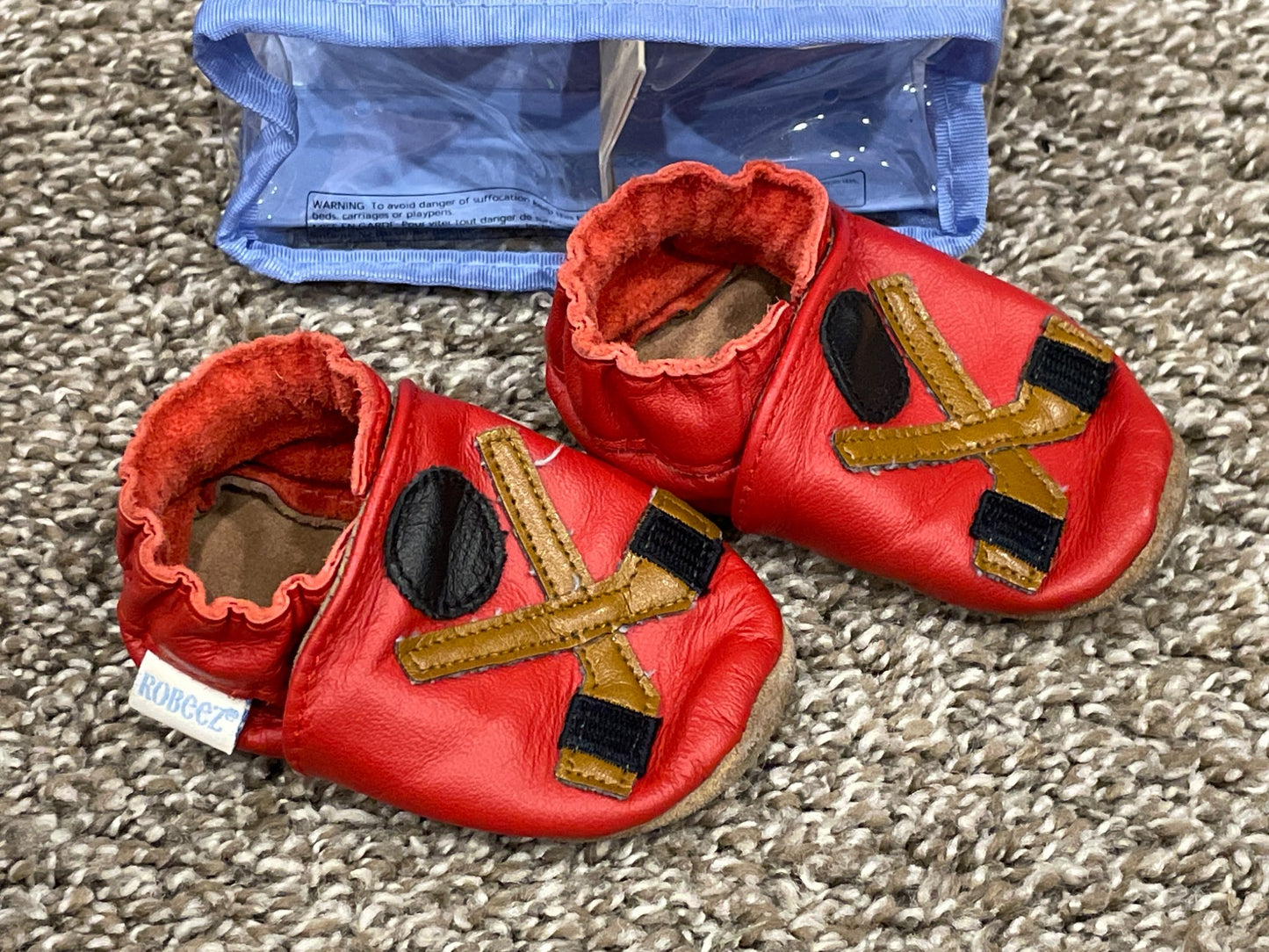 Robeez, Red Hockey Shoes / Slippers, Size 0-6 mos, Very Good Used Condition (VCUG), Shoes 0 (Baby: 0-12 mth)