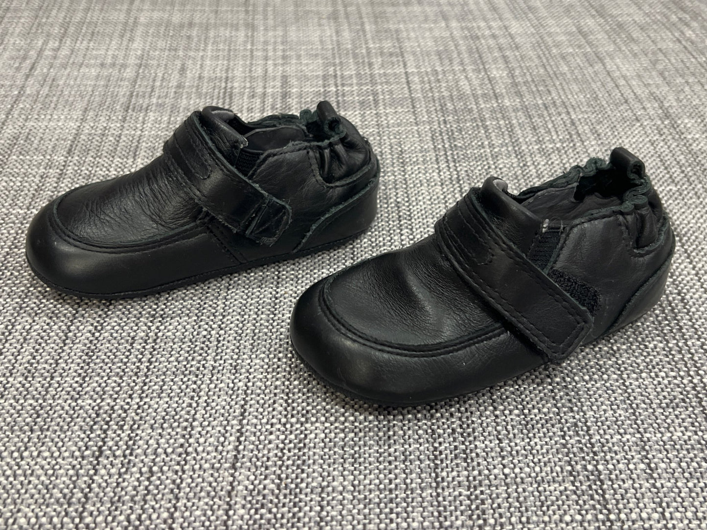 Robeez, black soft shoes, size 4, EUC, Shoes 4 (Baby: 0-12 mth)