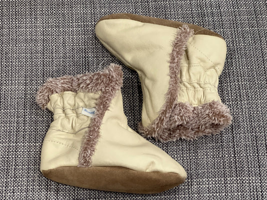 Off-white Robeez Soft Sole Boots with Sherpa Lining, size 12-18 mos, EUC, Shoes 4.5 (Walkers:12-24 mth)