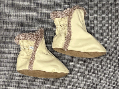 Off-white Robeez Soft Sole Boots with Sherpa Lining, size 12-18 mos, EUC, Shoes 4.5 (Walkers:12-24 mth)