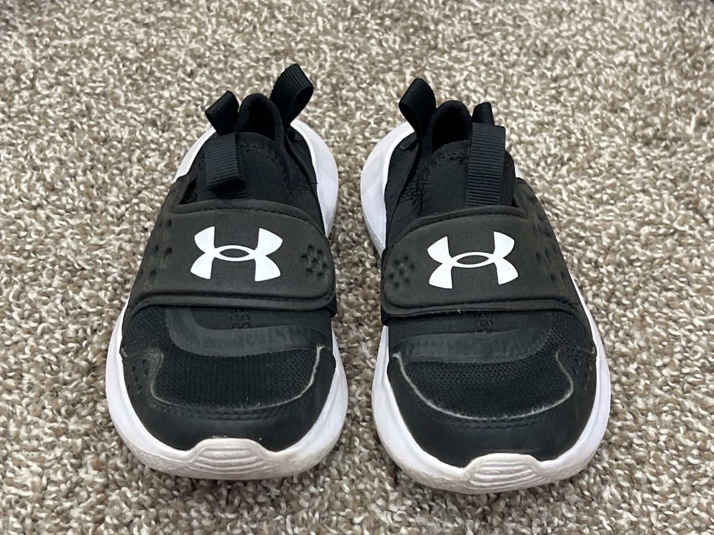 Boys, Black, Under Armour Running Shoes Sneakers, size 11, VGUC, Shoes 11 (Toddler:2-4yr)