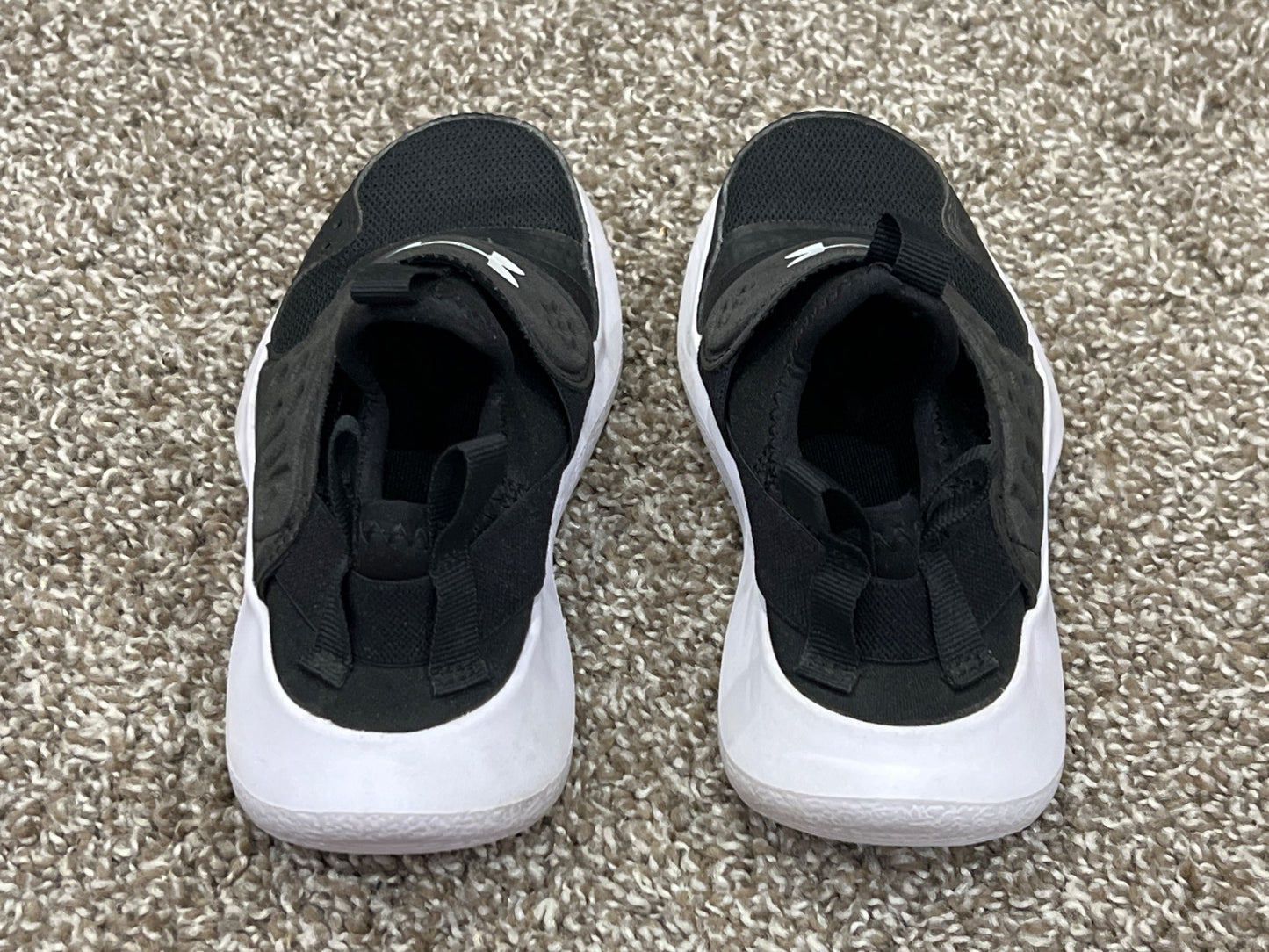 Boys, Black, Under Armour Running Shoes Sneakers, size 11, VGUC, Shoes 11 (Toddler:2-4yr)