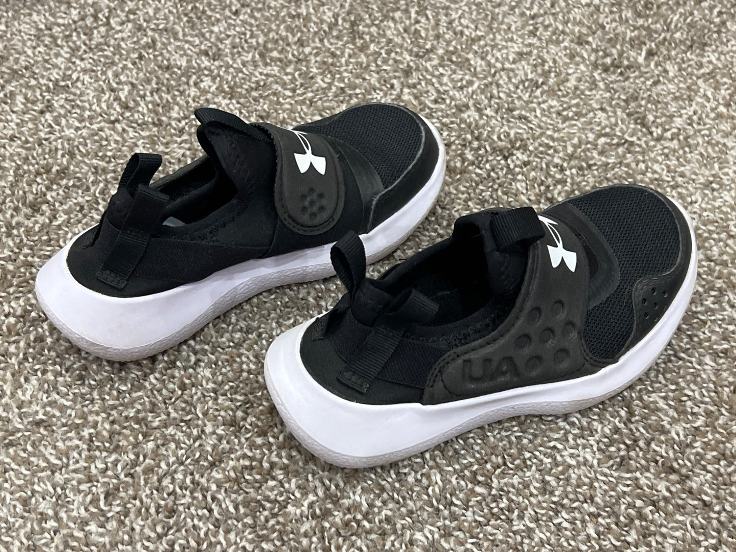 Boys, Black, Under Armour Running Shoes Sneakers, size 11, VGUC, Shoes 11 (Toddler:2-4yr)