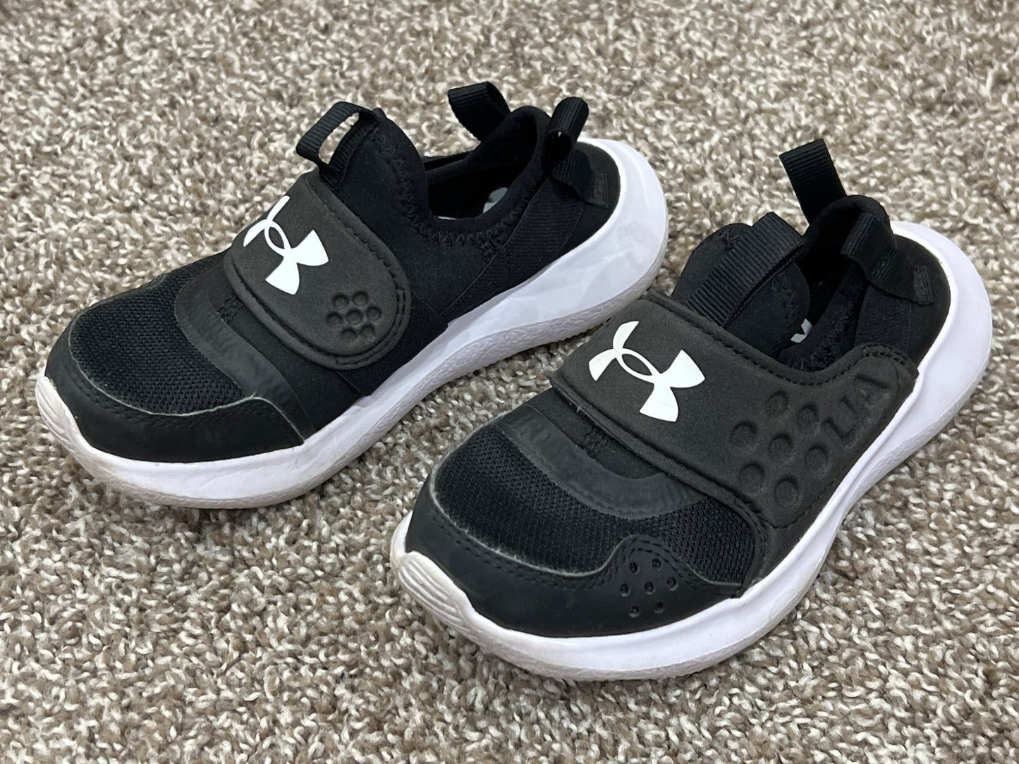 Boys, Black, Under Armour Running Shoes Sneakers, size 11, VGUC, Shoes 11 (Toddler:2-4yr)