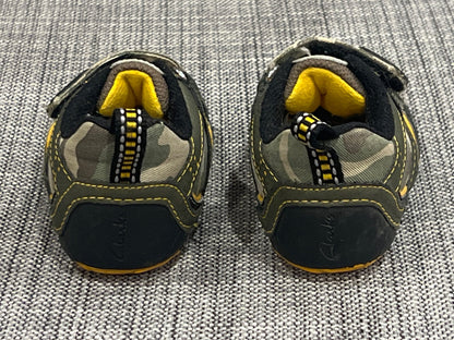 Boys Clarks Camouflage Running Shoes Sneakers, size 4T-4.5T, VGUC, MSRP: £39 (~$90 Cdn), Shoes 4 (Baby: 0-12 mth)