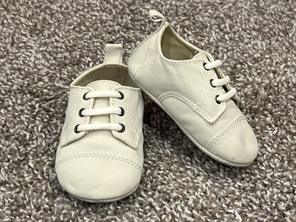 babyGAP, Off-white shoes, size 6-12 mos (Approx size 2), VGUC, Shoes 2 (Baby: 0-12 mth)