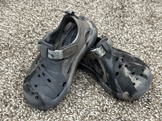 Toddler boys, grey camouflage sandal shoes, size 6, VGUC, Shoes 6 (Walkers:12-24 mth)