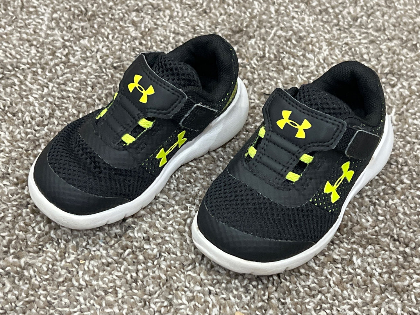 Toddler Boys, Under Armour Running Shoes, size 6, VGUC , Shoes 6 (Walkers:12-24 mth)