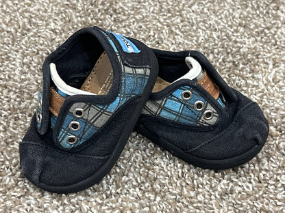 Boys, TOMS, black/blue/grey plaid, size 4, but fits Small - closer to Size 3, VGUC, Shoes 3 (Baby: 0-12 mth)
