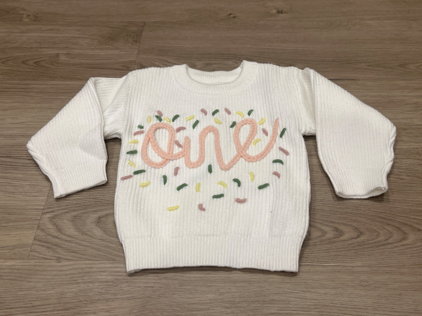 Girls, white sweater with “One” on front, size 12-18mos, EUC, Kids 18 Month (12-18M)
