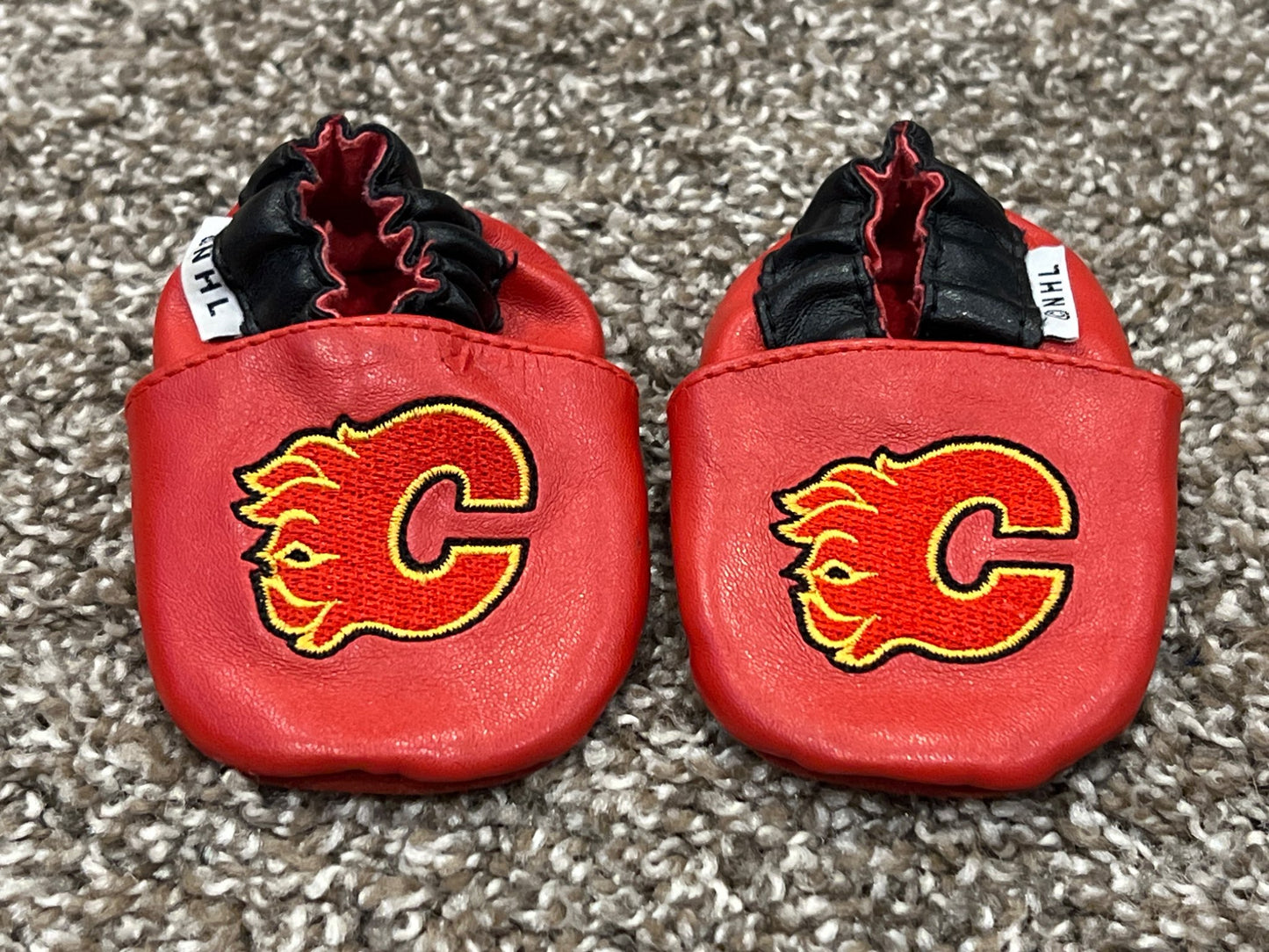 NHL, Calgary Flames, infant crib shoes, slippers like Robeez, Equivalent to size 0-6 mos, Red with Embroidered Flaming "C", VGUC, Shoes 0 (Baby: 0-12 mth)