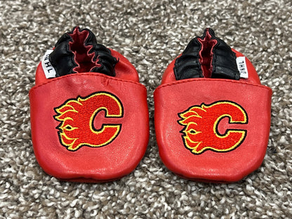 NHL, Calgary Flames, infant crib shoes, slippers like Robeez, Equivalent to size 0-6 mos, Red with Embroidered Flaming "C", VGUC, Shoes 0 (Baby: 0-12 mth)