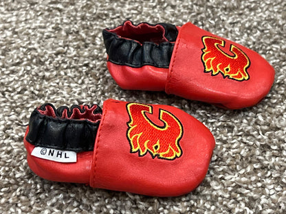 NHL, Calgary Flames, infant crib shoes, slippers like Robeez, Equivalent to size 0-6 mos, Red with Embroidered Flaming "C", VGUC, Shoes 0 (Baby: 0-12 mth)