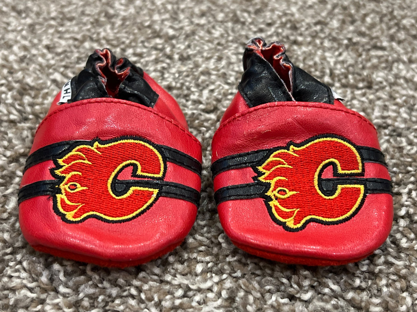 NHL, Calgary Flames, infant crib shoes, slippers like Robeez, equivalent to size 0-6mos, Red with Flaming "C" and black stripes, EUC, Shoes 0 (Baby: 0-12 mth)