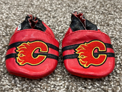NHL, Calgary Flames, infant crib shoes, slippers like Robeez, equivalent to size 0-6mos, Red with Flaming "C" and black stripes, EUC, Shoes 0 (Baby: 0-12 mth)