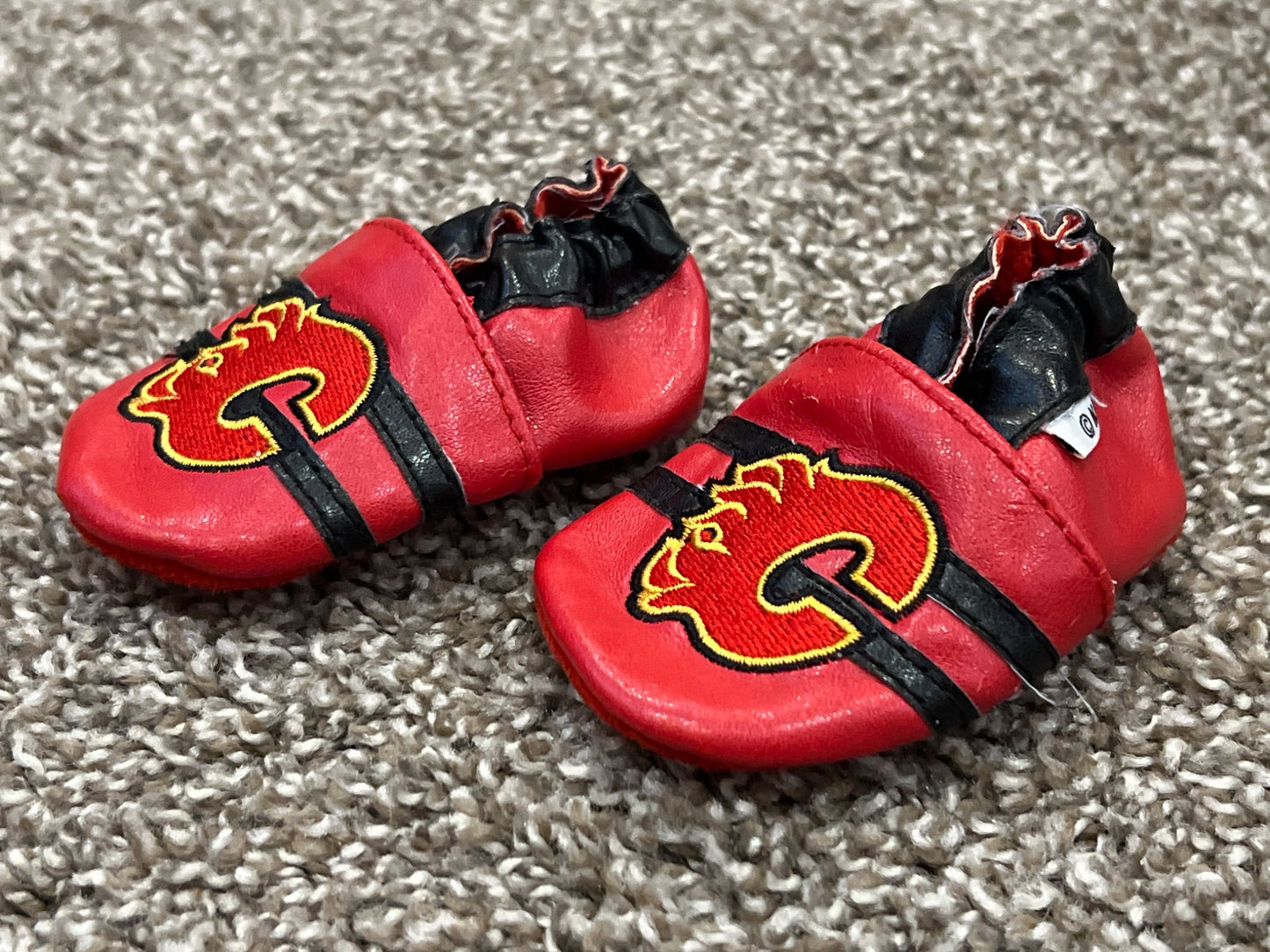 NHL, Calgary Flames, infant crib shoes, slippers like Robeez, equivalent to size 0-6mos, Red with Flaming "C" and black stripes, EUC, Shoes 0 (Baby: 0-12 mth)