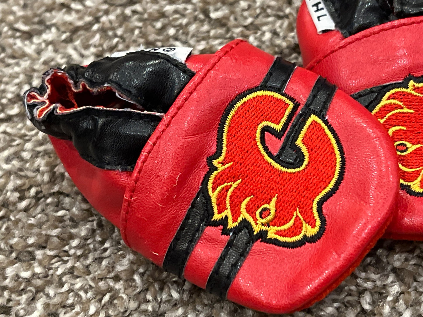 NHL, Calgary Flames, infant crib shoes, slippers like Robeez, equivalent to size 0-6mos, Red with Flaming "C" and black stripes, EUC, Shoes 0 (Baby: 0-12 mth)