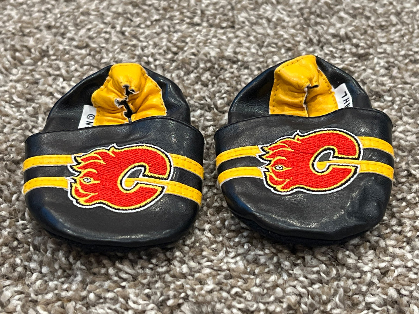 NHL Calgary Flames, infant crib shoes, slippers like Robeez, equivalent to size 0-6mos, Black with embroidered Flaming "C" and yellow stripes, EUC, Shoes 0 (Baby: 0-12 mth)