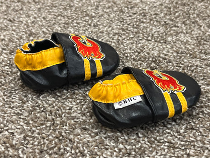 NHL Calgary Flames, infant crib shoes, slippers like Robeez, equivalent to size 0-6mos, Black with embroidered Flaming "C" and yellow stripes, EUC, Shoes 0 (Baby: 0-12 mth)