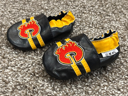 NHL Calgary Flames, infant crib shoes, slippers like Robeez, equivalent to size 0-6mos, Black with embroidered Flaming "C" and yellow stripes, EUC, Shoes 0 (Baby: 0-12 mth)