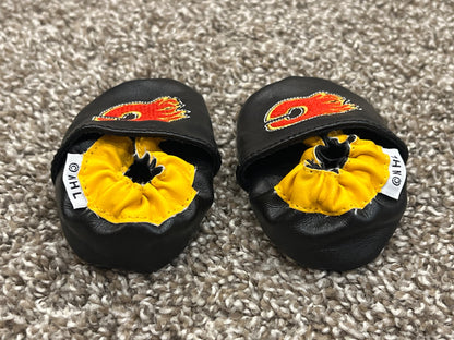 NHL, Calgary Flames, infant crib shoes, slippers like Robeez, equivalent to size 0-6 mos, Black with Embroidered Flaming "C", EUC, Shoes 0 (Baby: 0-12 mth)