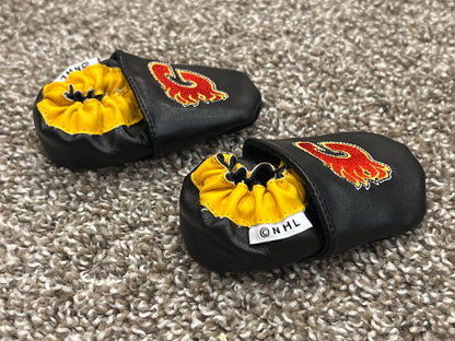 NHL, Calgary Flames, infant crib shoes, slippers like Robeez, equivalent to size 0-6 mos, Black with Embroidered Flaming "C", EUC, Shoes 0 (Baby: 0-12 mth)