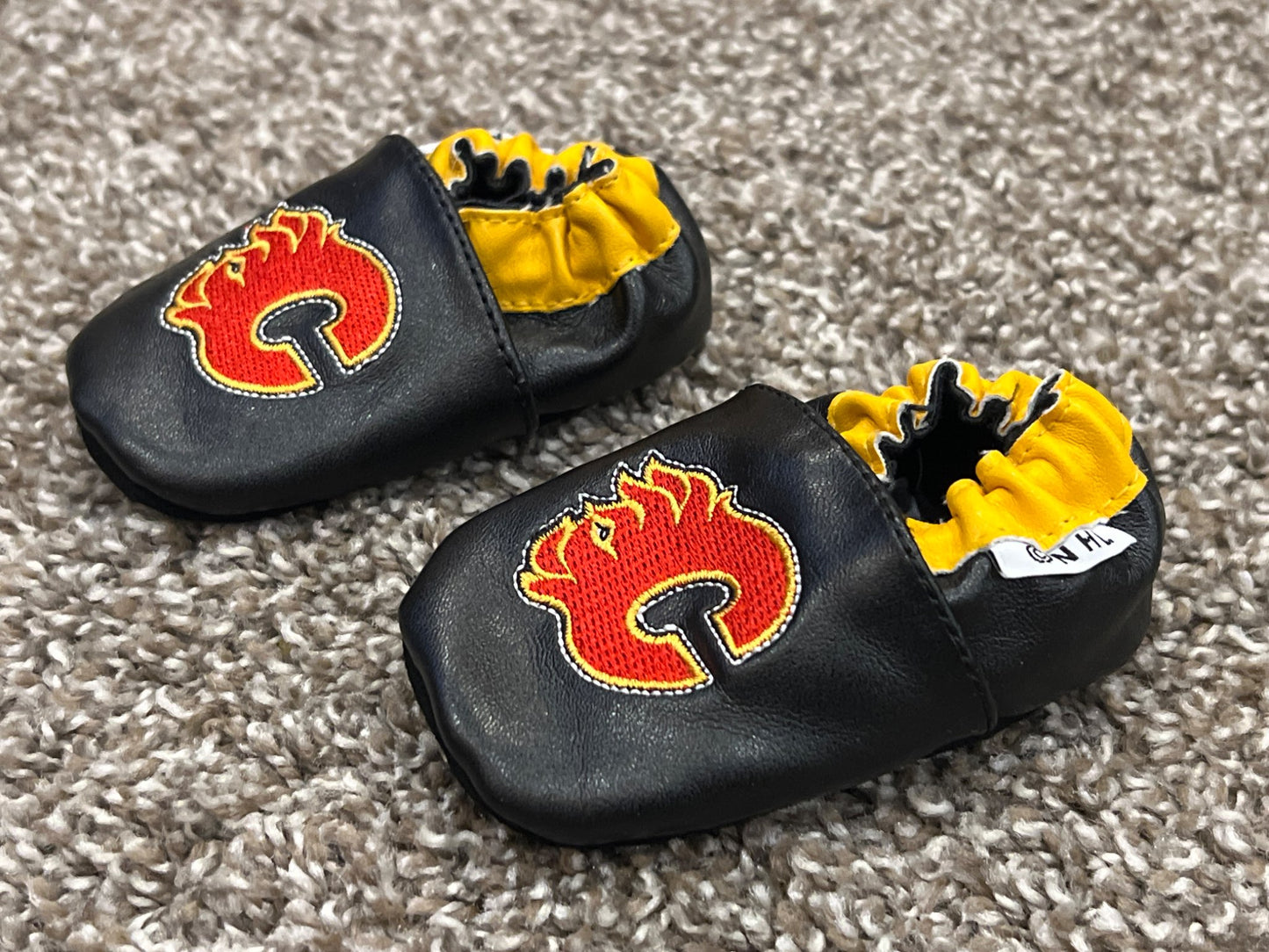NHL, Calgary Flames, infant crib shoes, slippers like Robeez, equivalent to size 0-6 mos, Black with Embroidered Flaming "C", EUC, Shoes 0 (Baby: 0-12 mth)