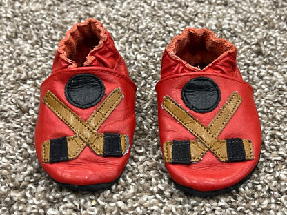 Robeez, crib shoes, slippers, Red with Hockey pattern, size 0-6 mos, VGUC, Shoes 0 (Baby: 0-12 mth)