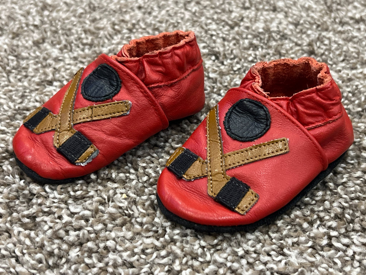 Robeez, crib shoes, slippers, Red with Hockey pattern, size 0-6 mos, VGUC, Shoes 0 (Baby: 0-12 mth)