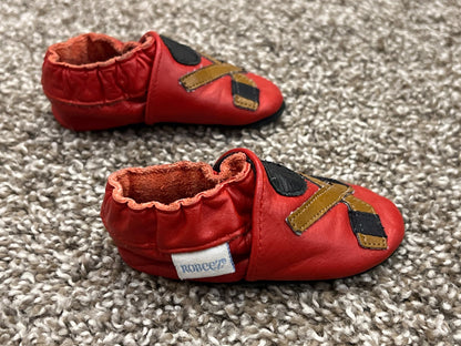 Robeez, crib shoes, slippers, Red with Hockey pattern, size 0-6 mos, VGUC, Shoes 0 (Baby: 0-12 mth)