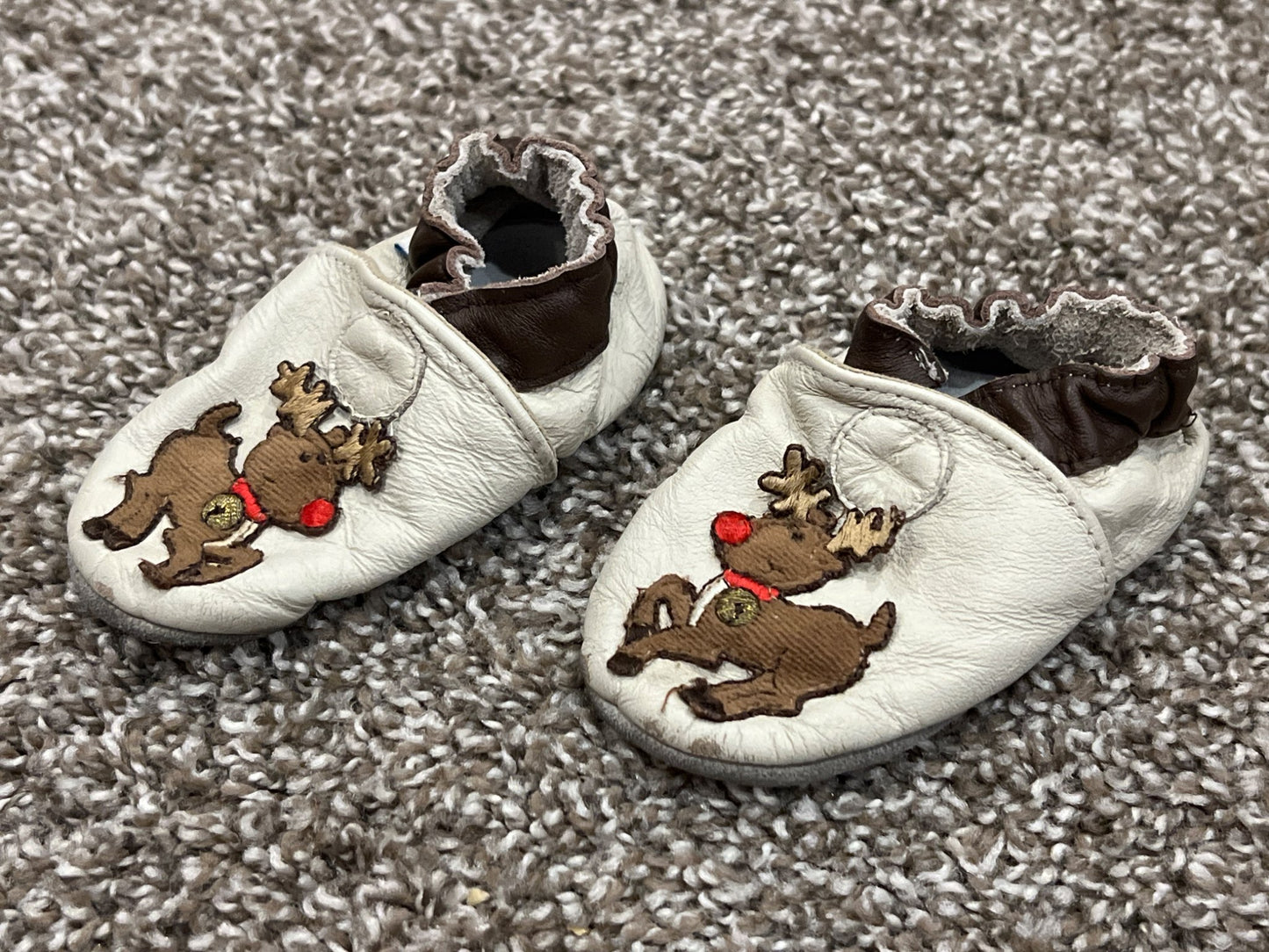Robeez, Reindeer Holiday Themed Crib shoes, slippers, tan/brown colour, size 6-12 mos, VGUC, Shoes 2 (Baby: 0-12 mth)