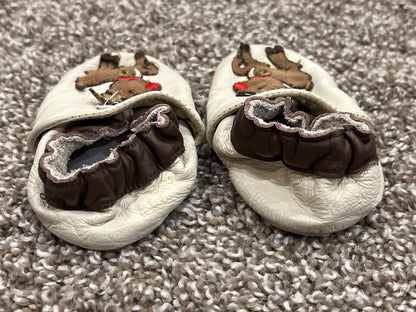 Robeez, Reindeer Holiday Themed Crib shoes, slippers, tan/brown colour, size 6-12 mos, VGUC, Shoes 2 (Baby: 0-12 mth)