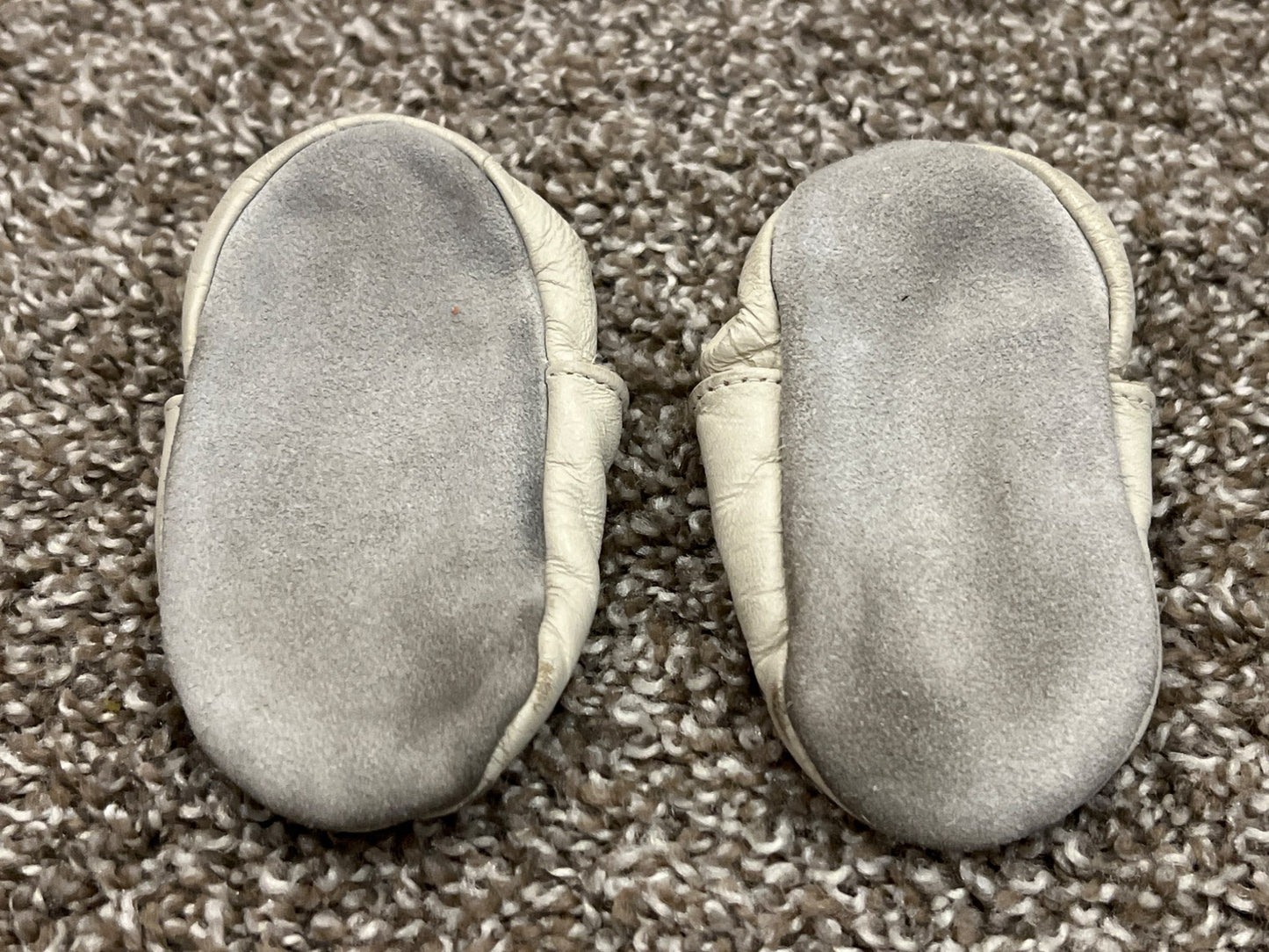 Robeez, Reindeer Holiday Themed Crib shoes, slippers, tan/brown colour, size 6-12 mos, VGUC, Shoes 2 (Baby: 0-12 mth)